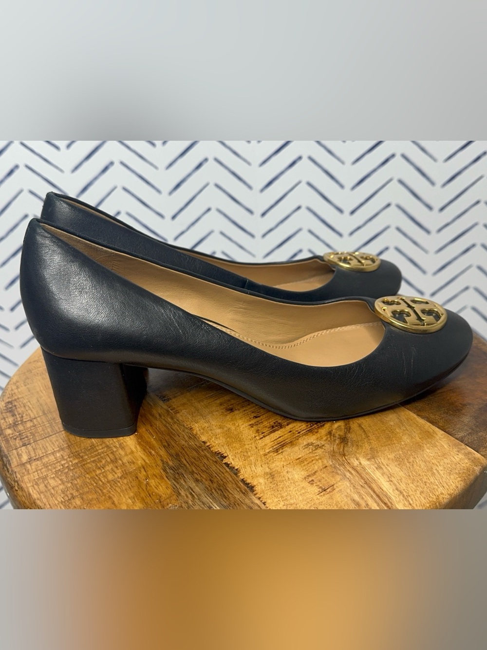 Tory Burch Black Leather Block Heel Pumps Gold Logo Medallion Excellent Size 8.5 - Picture 6 of 11